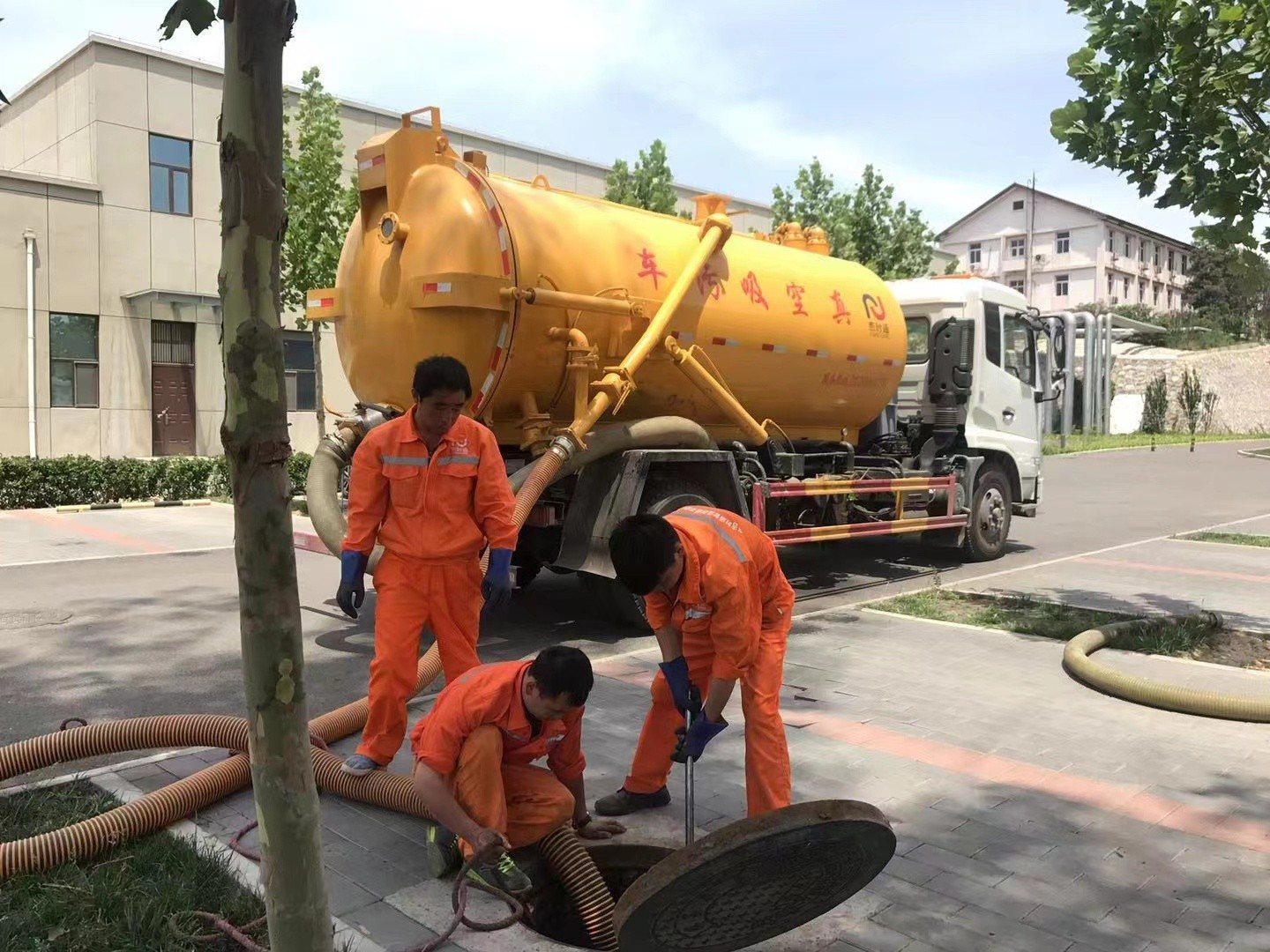 延庆管道疏通车停在窨井附近