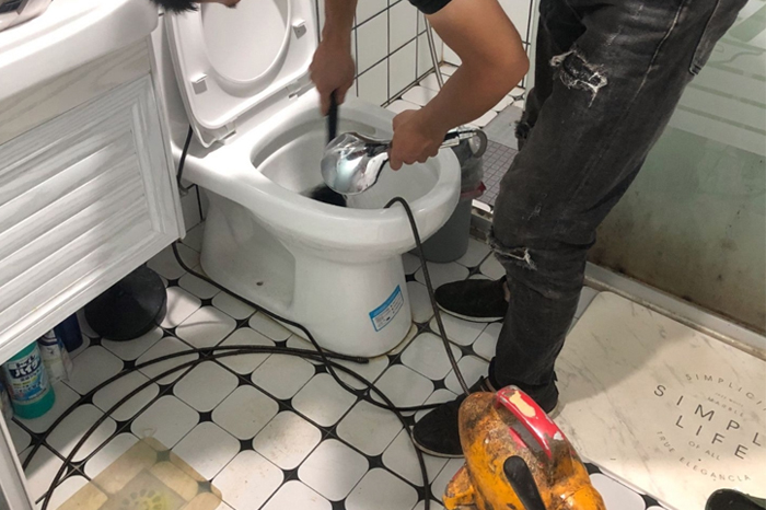 延庆马桶堵塞自己疏通还是找师傅?专业上门服务让你省时更省心